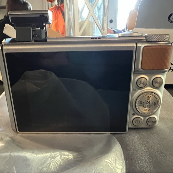 Canon SX740 HS Silver Digital Camera - Picture 9 of 16